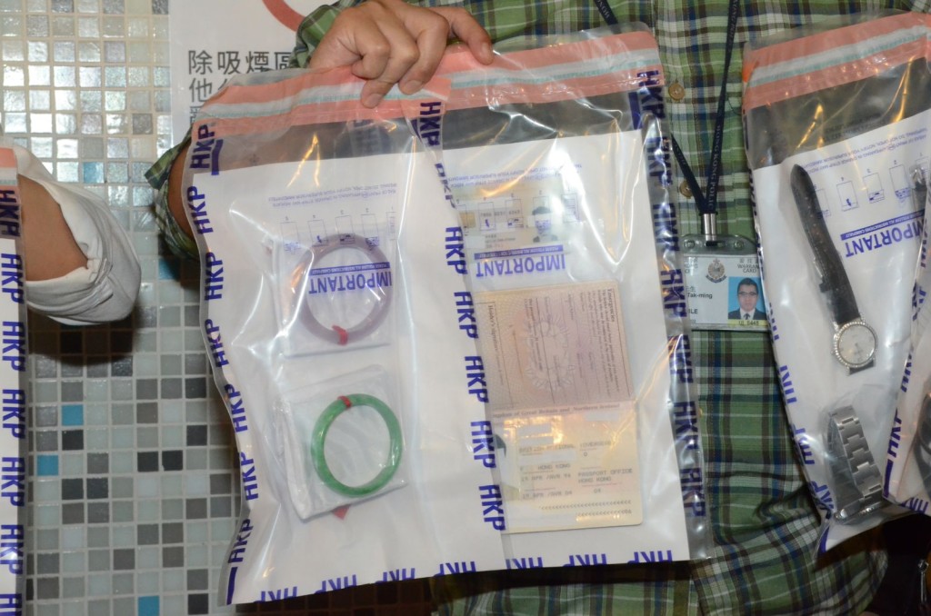 警方檢獲證物。李子平攝