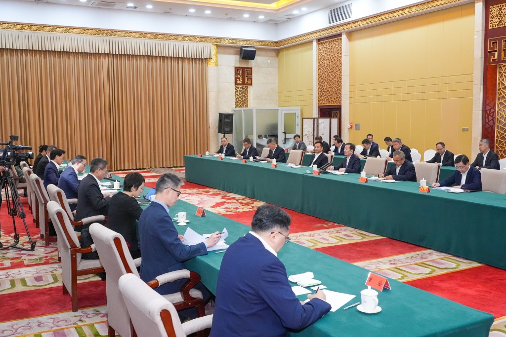 陳小江在會上詳細介紹了新疆在經濟社會及法治建設方面的最新進展。 陳小江在會上詳細介紹了新疆在經濟社會及法治建設方面的最新進展。