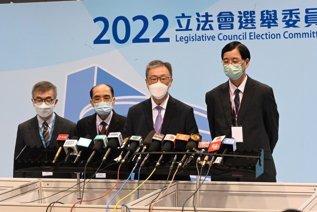 选举管理委员会主席陆启康（右二）形容点票畅顺。梁文辉摄