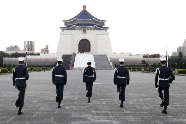 台北中正纪念堂内外都有军仪表演。