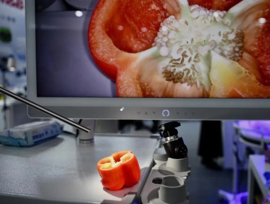 這是11月17日在德國杜塞爾多夫國際醫療器械設備展上拍攝的醫用光學設備。新華社