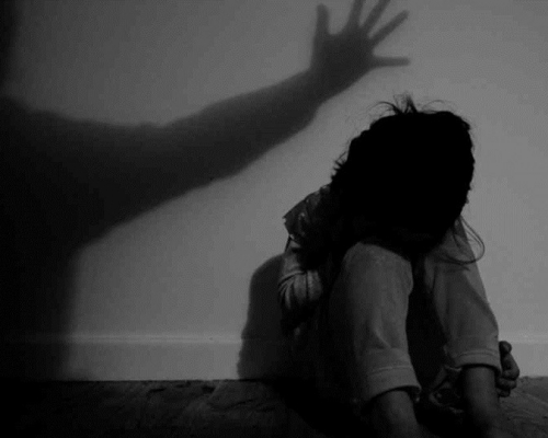 六旬裝修工籍接送回家屢次非禮契女被控4罪罪脫。 示意圖