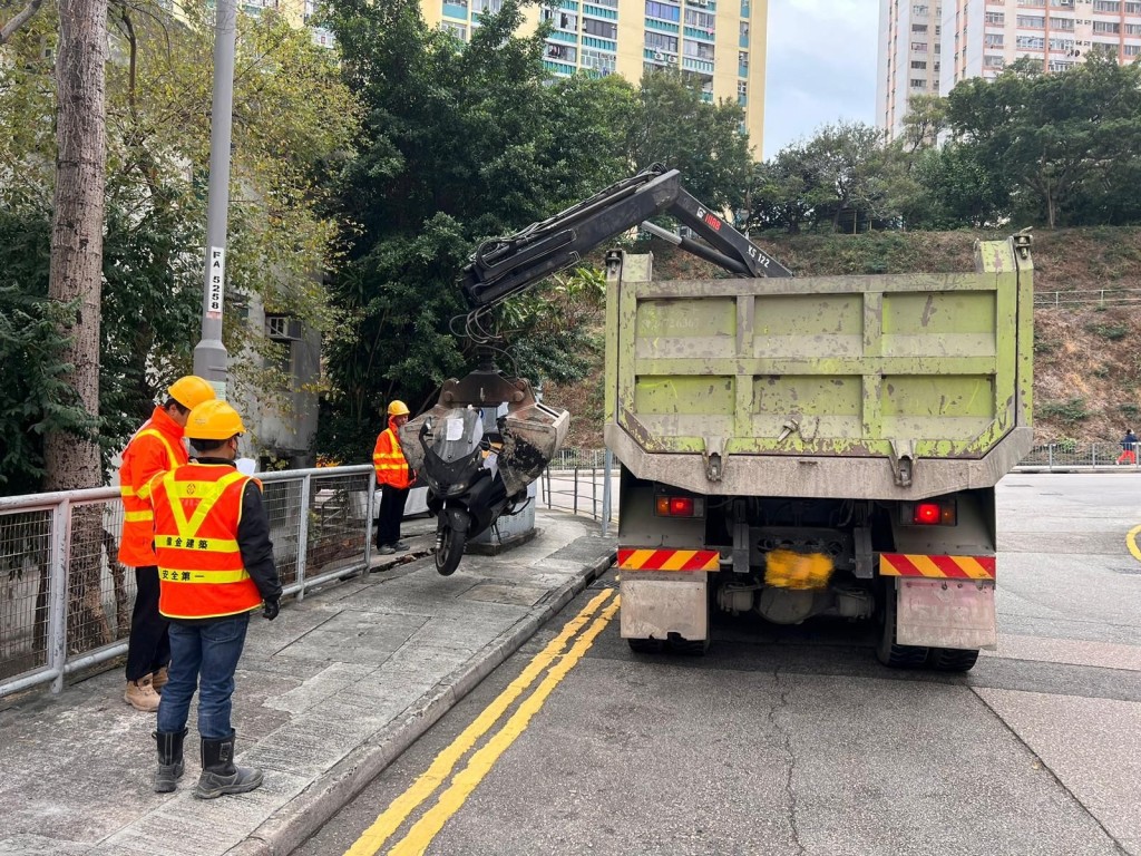 行动中一共拖走9部遗弃电单车。警方图片