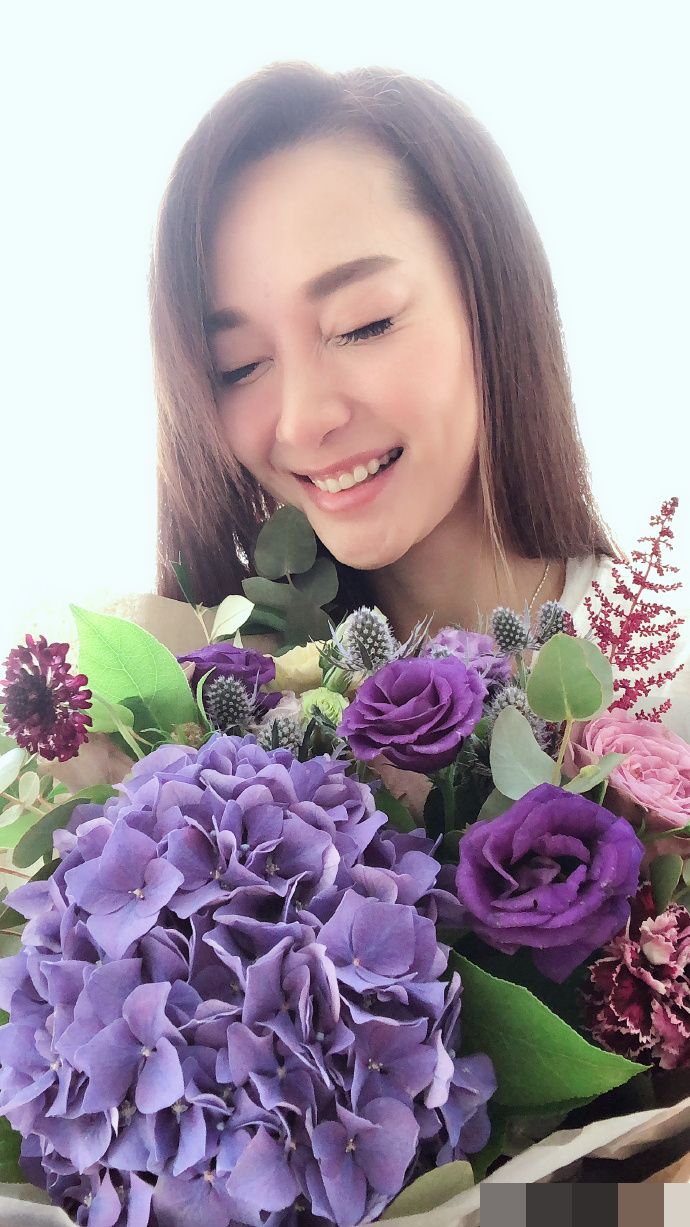 徐子珊開學日收花。