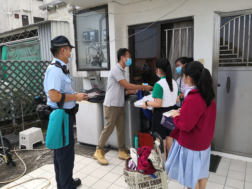 警員向居民派傳單宣傳。