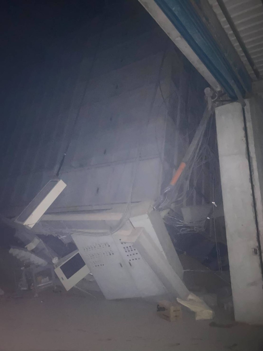 关山一间碾米厂的谷物仓库倒塌。fb