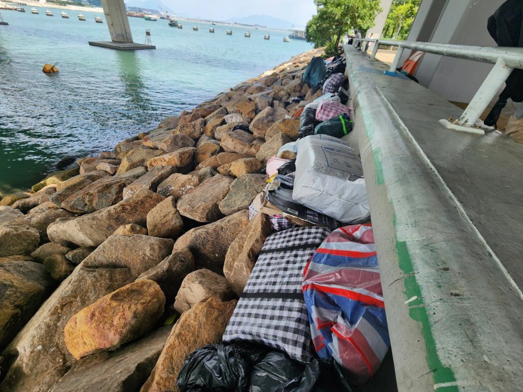 食環署隨即派員多次到場清理垃圾。食物環境衞生署FB圖片