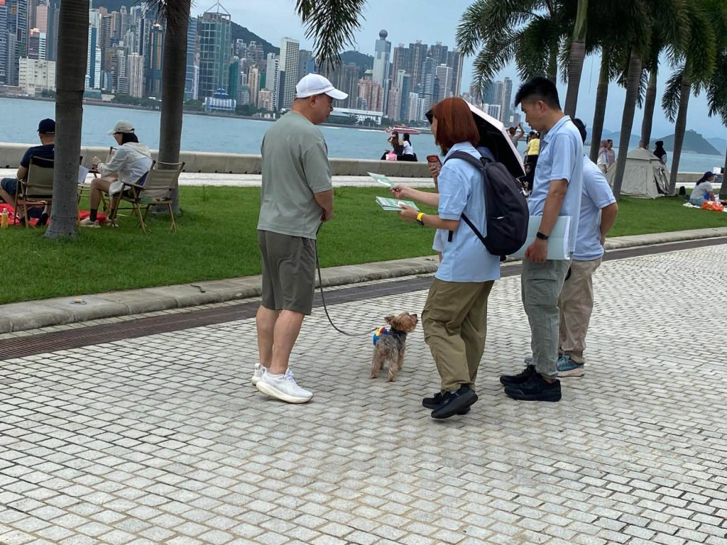 漁護署人員早前於西九龍海濱長廊進行妥善控制狗隻巡查及執法行動。漁護署FB圖片 漁護署人員早前於西九龍海濱長廊進行妥善控制狗隻巡查及執法行動。漁護署FB圖片