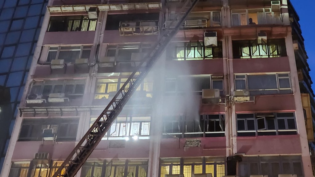 消防員架起雲梯進行灌救。黎志偉攝 消防員架起雲梯進行灌救。黎志偉攝