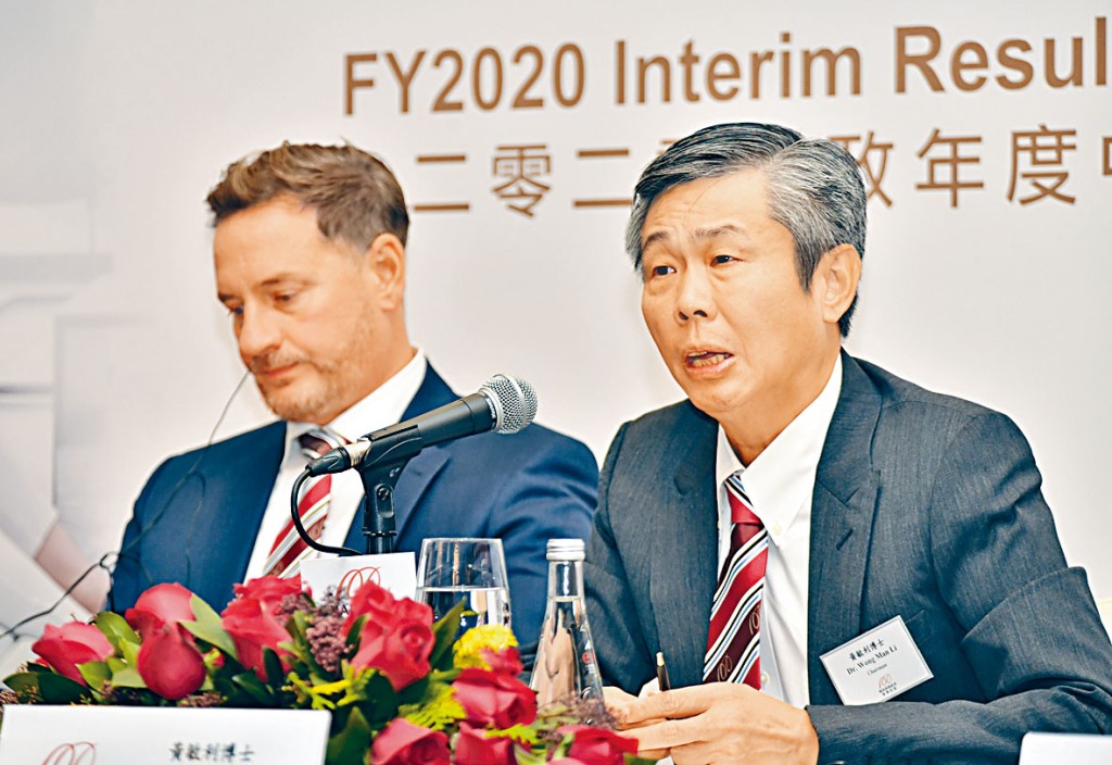 敏华控股主席黄敏利（右）。