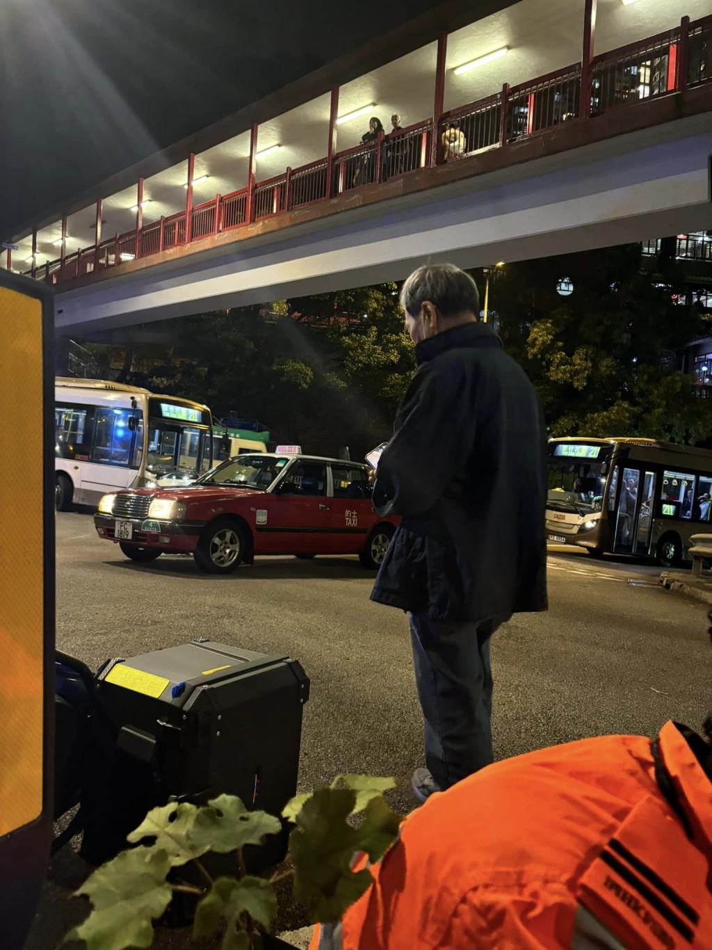 電單車事後倒在地上。Facebook群組 車cam L（香港群組）圖片