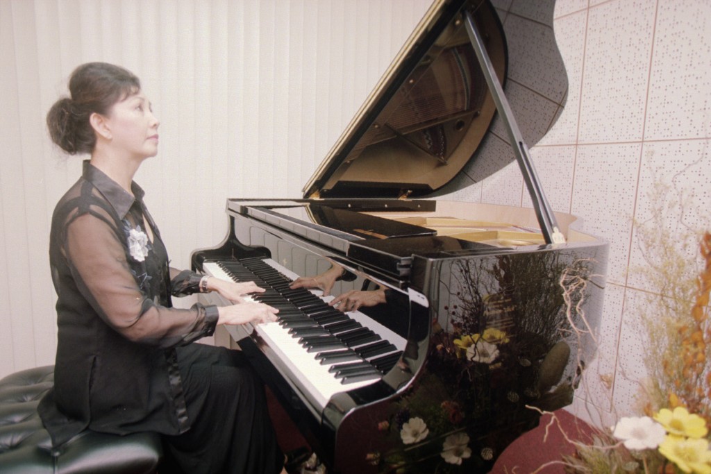 林小湛自小學琴，曾在大學教琴多年的她更曾在英女王國宴表演。
