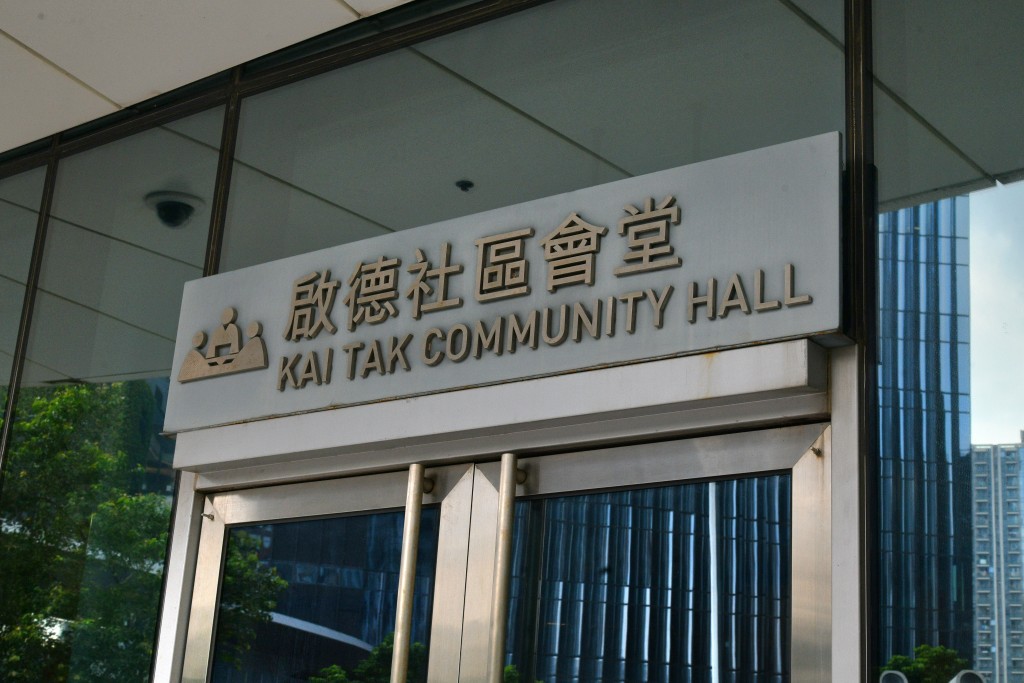 有市民今早前往啟德社區會堂憑弔。 有市民今早前往啟德社區會堂憑弔。