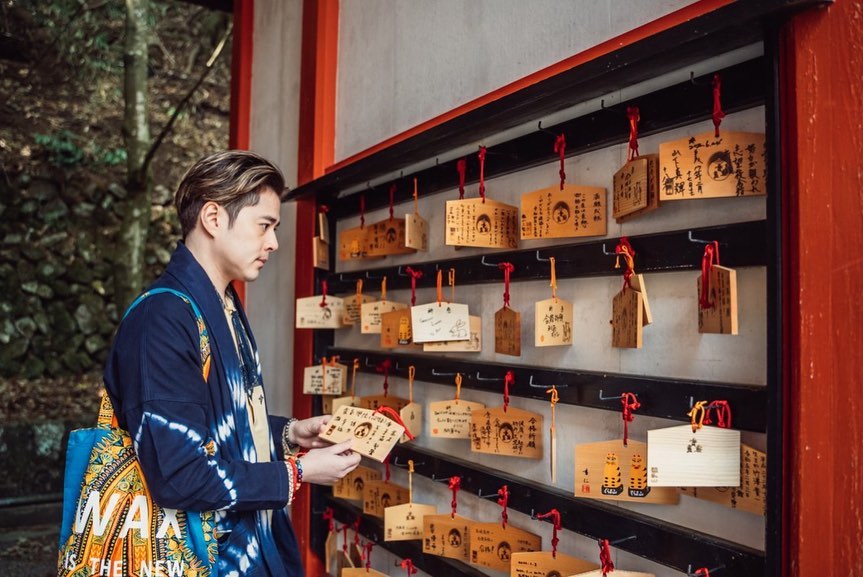 去年4月，徐天佑去京都鞍马寺，他带了一班学生的愿望到山上祝福。