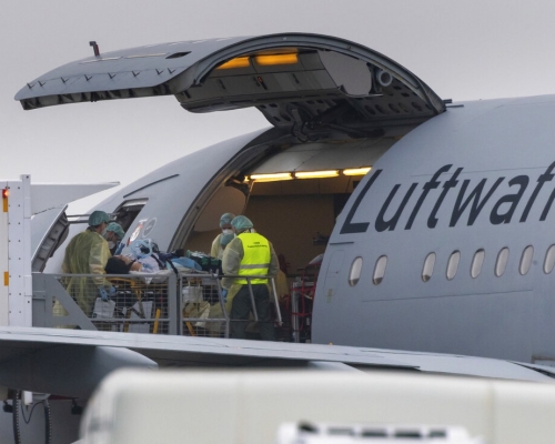 德国出动军机将重症病人转送到疫情比较轻微的地区。美联社图片