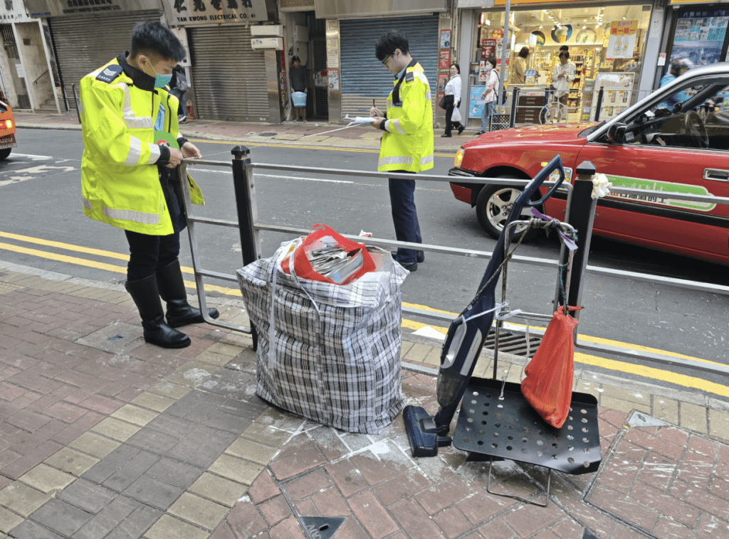 路邊有一大紅白藍袋盛滿舊報紙,疑是被撞婦人留下。黎志偉攝 路邊有一大紅白藍袋盛滿舊報紙,疑是被撞婦人留下。黎志偉攝
