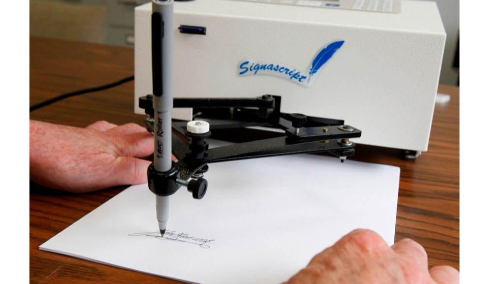 特朗普稱將撤銷所有前總統拜登用簽名機簽下的行政命令。美聯社