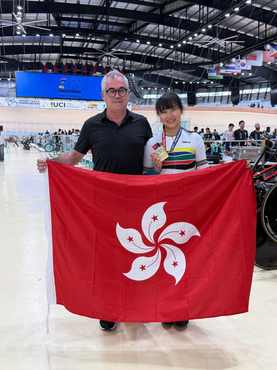 淘汰賽金牌得主李思穎跟總教練達海飛合照。香港單車總會圖 淘汰賽金牌得主李思穎跟總教練達海飛合照。香港單車總會圖