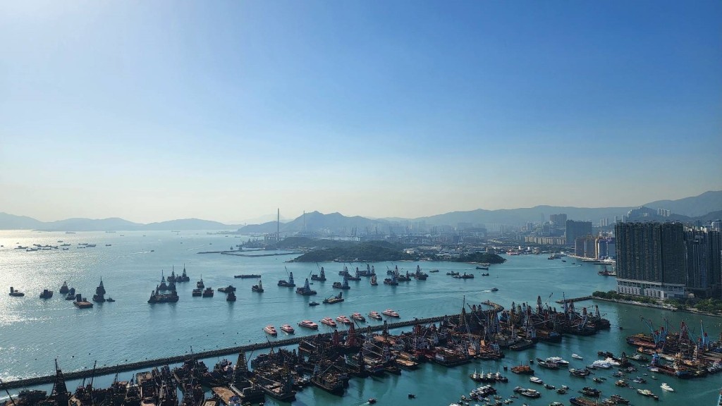 从窗外可望向新油麻地避风塘海景，环境宁静舒适。