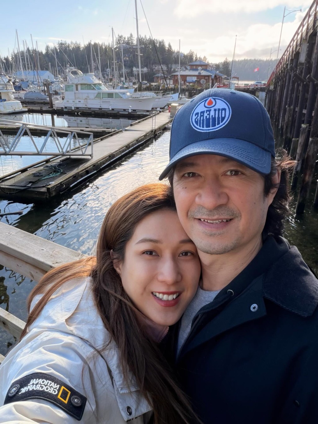 鍾嘉欣久違地分享夫妻單獨合照慶祝情人節。 鍾嘉欣久違地分享夫妻單獨合照慶祝情人節。
