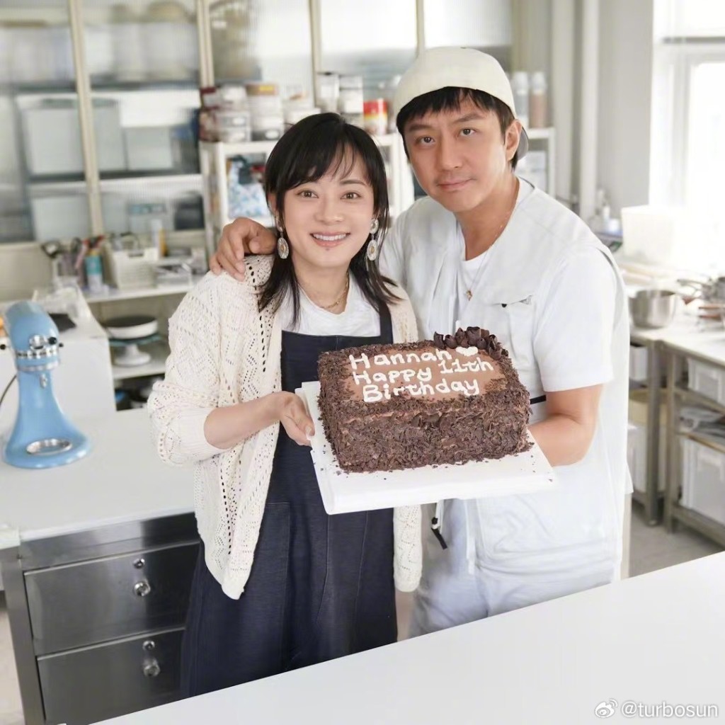 孫儷親手為女兒做生日蛋糕。 孫儷親手為女兒做生日蛋糕。