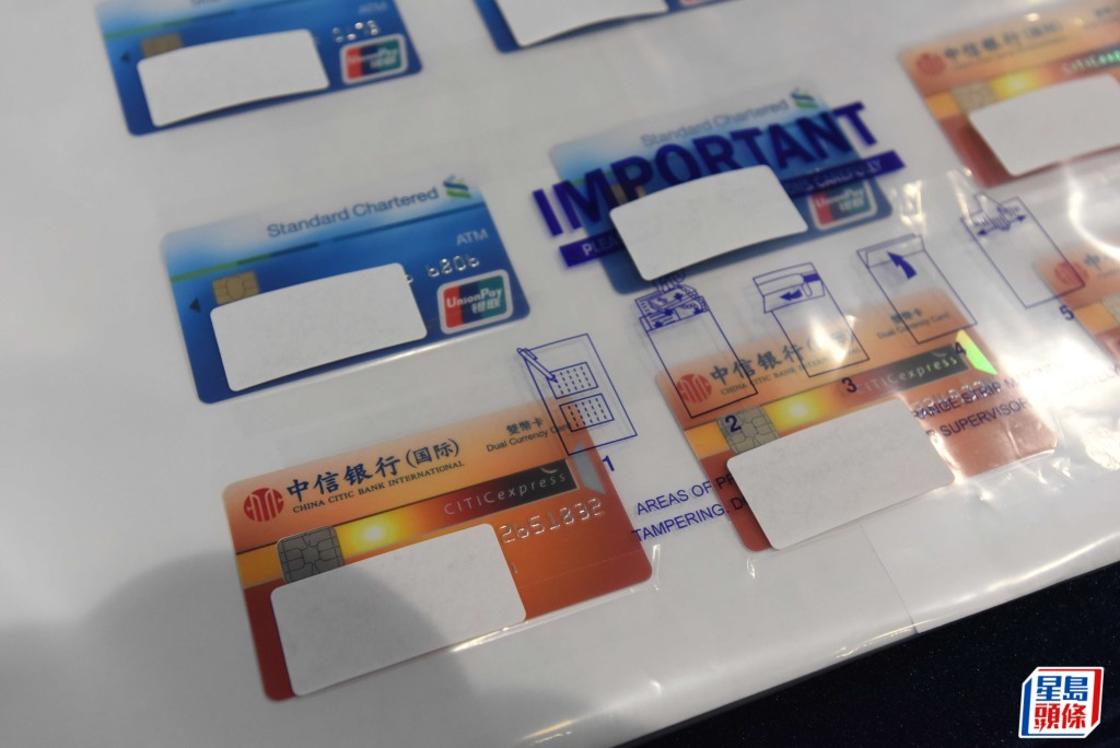 警方检获84张银行提款卡。黄文威摄