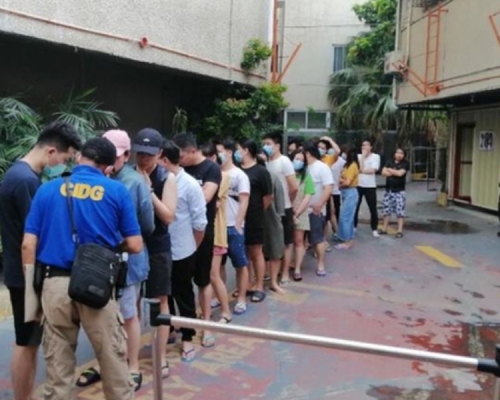 菲律賓警方逮捕90名中國人，涉非法開設網上賭博中心。(網圖)