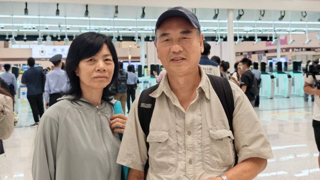 港人鄭先生今早與太太專程選擇經新皇崗口岸北上。周正豪攝