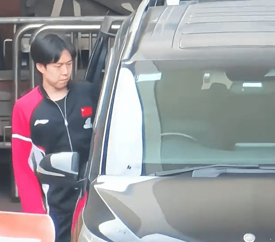 王楚钦昨日离开红馆时，全程不敢弯腰。影片截图