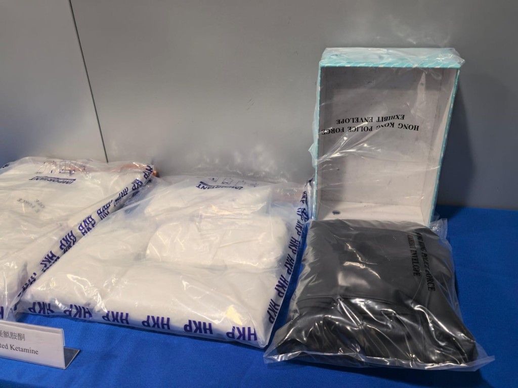 警方檢獲約10公斤懷疑氯胺酮,市值達390萬港元。 警方檢獲約10公斤懷疑氯胺酮,市值達390萬港元。