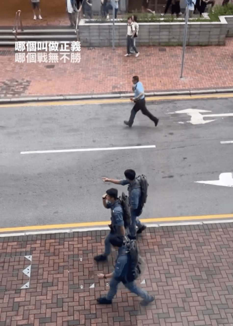 網上流傳片段顯示,大批軍裝警員及反恐特勤隊人員一度持盾出動,封鎖中間道及港鐵尖沙咀站K出口一帶。Threads@manshiu__impecc 網上流傳片段顯示,大批軍裝警員及反恐特勤隊人員一度持盾出動,封鎖中間道及港鐵尖沙咀站K出口一帶。Threads@manshiu__impecc