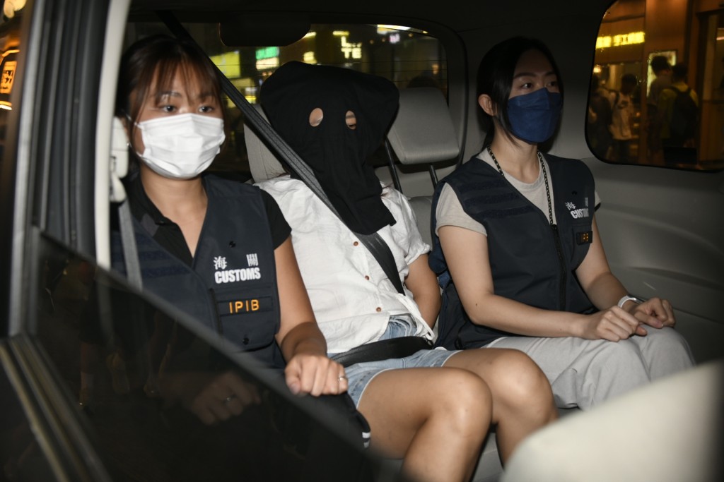 海關拘捕一名女檔主。
