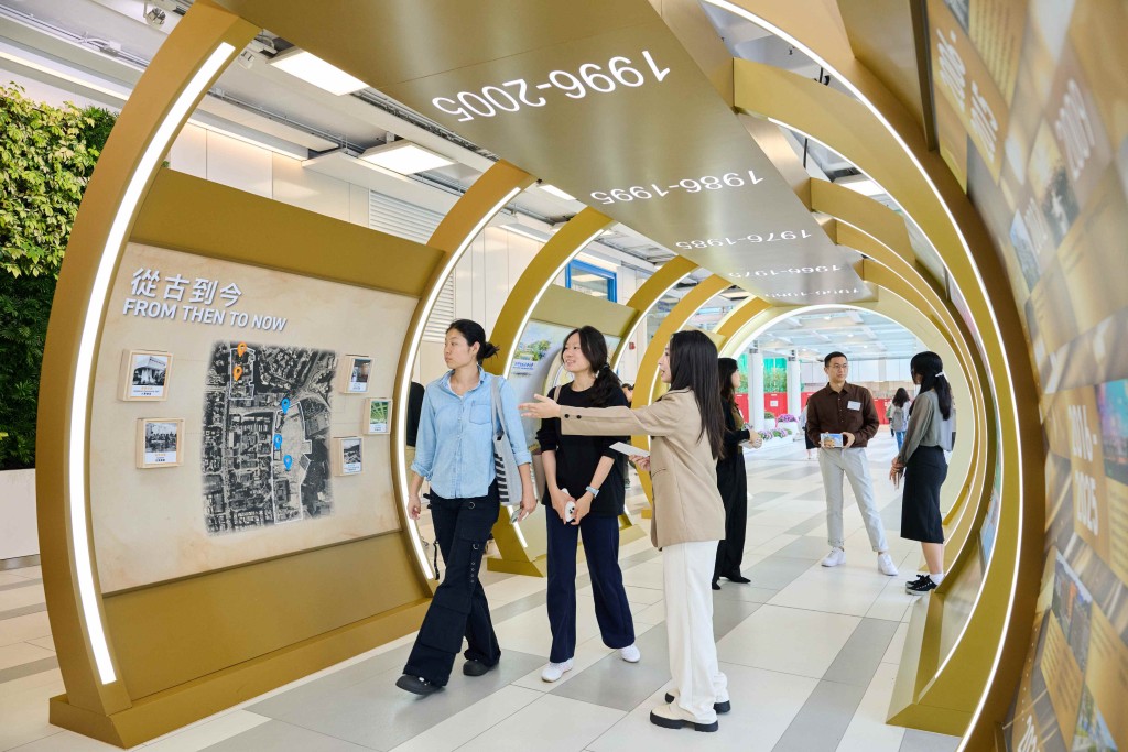 李作權大道上設有的時光隧道,讓參觀者回顧浸大過去70年的發展歷程與輝煌成就。浸大提供 李作權大道上設有的時光隧道,讓參觀者回顧浸大過去70年的發展歷程與輝煌成就。浸大提供