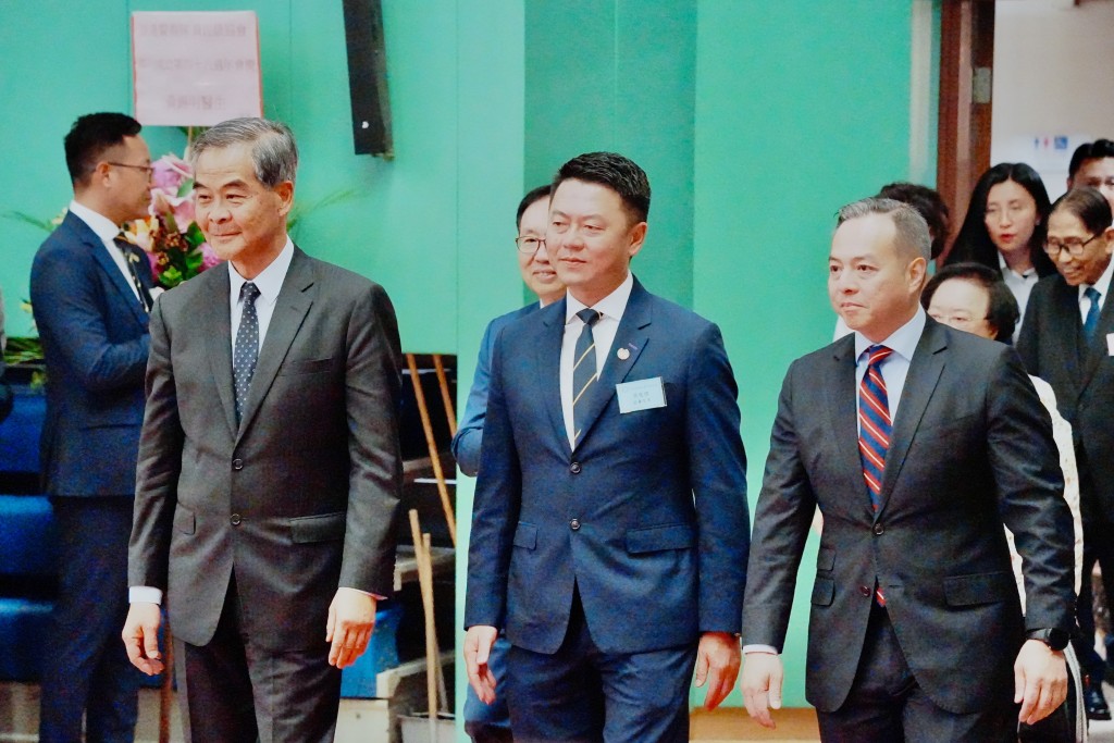 全國政協副主席梁振英（前排左）、警務處處長周一鳴（前排右）、新任警察隊員佐級協會主席梁俊傑（前排中）。