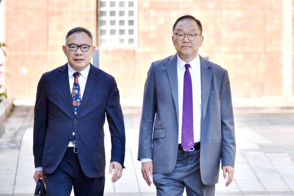該港大校董會成員空缺，源於早前因醉駕辭任立法會議員的黃錦輝（右）。