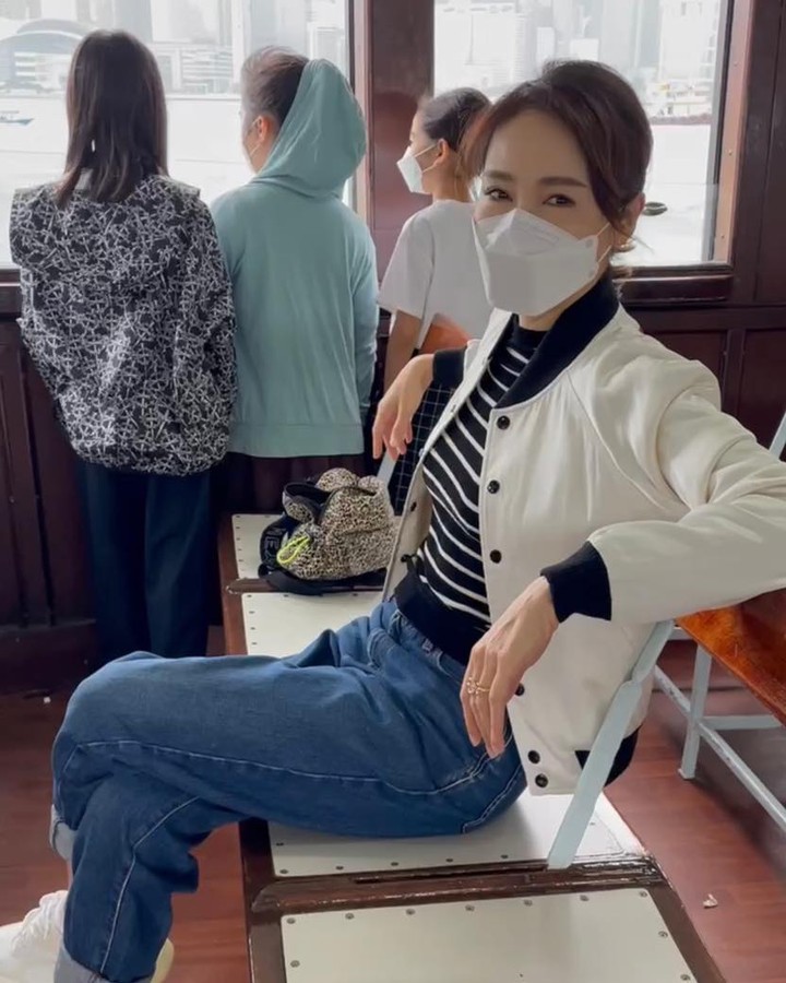 黎姿早前曾帶三個女兒坐小輪。