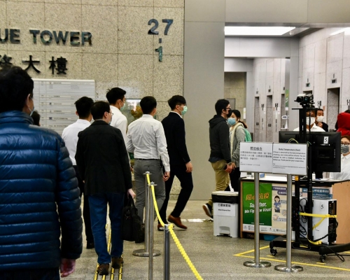 政府大樓加強防疫措施。