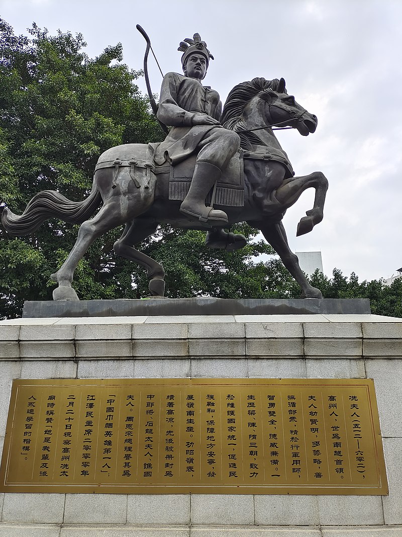 广东高州冼太庙前冼夫人雕像