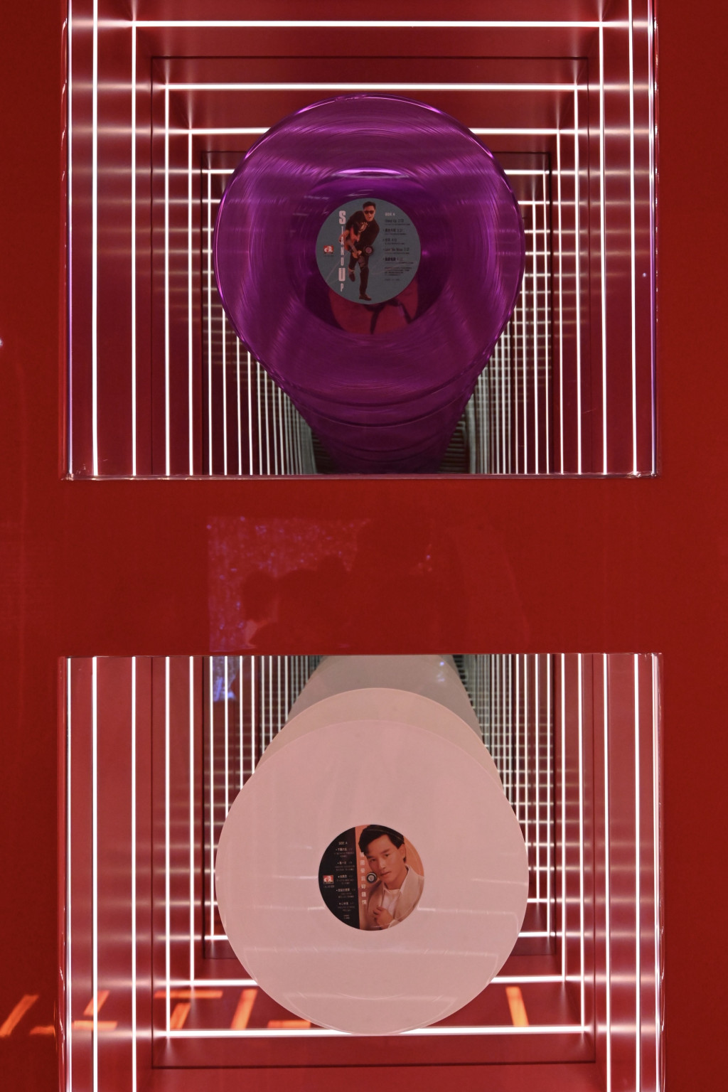 張國榮《Stand Up》黑膠唱片（紫色版）（上）及《為妳鍾情》黑膠唱片（白色版）（下）。