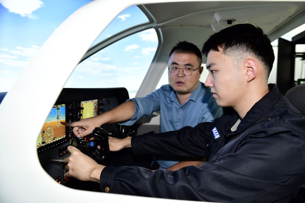 山東航空學院學生進行無人機相關訓練。（新華社）