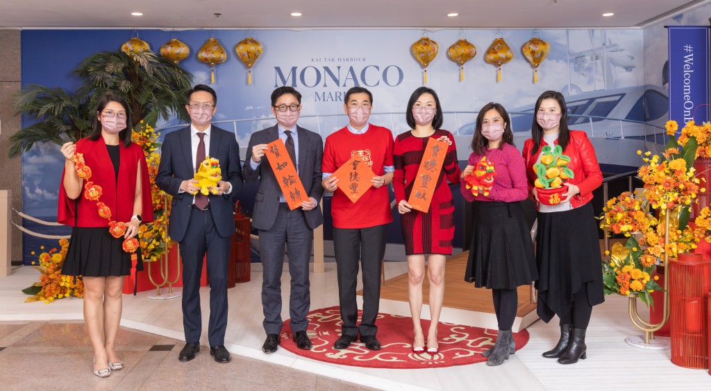 會德豐黃光耀(中)夥陳惠慈(右三)及楊偉銘(左三)等齊賀新年。