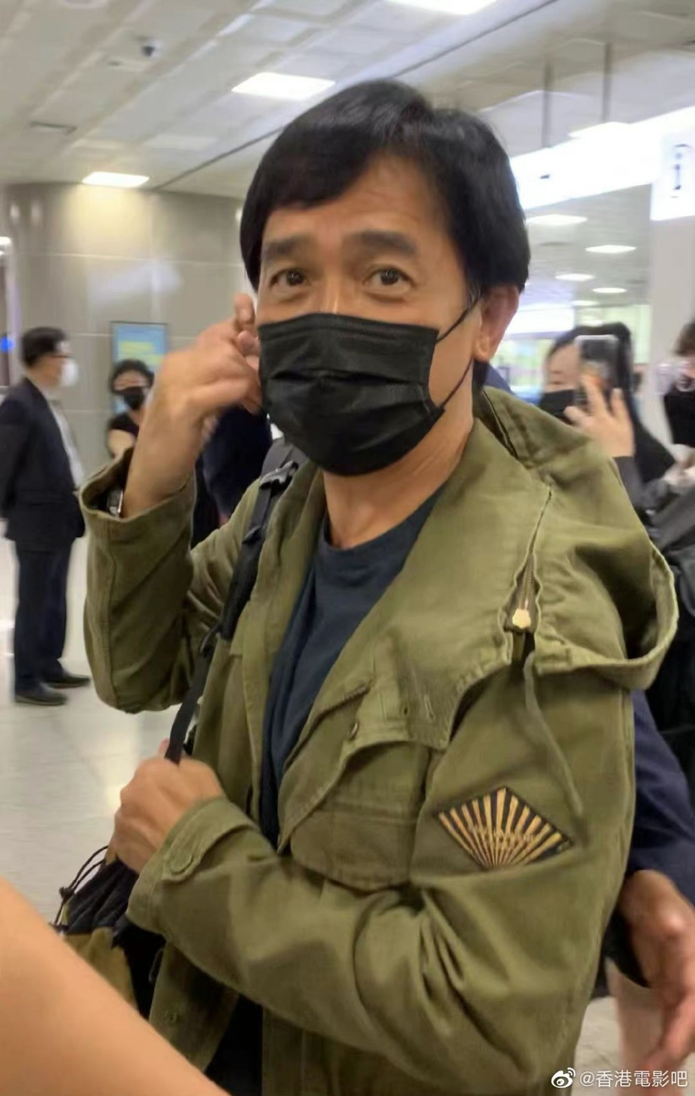 抵达韩国时，梁朝伟获不少韩国影迷接机。