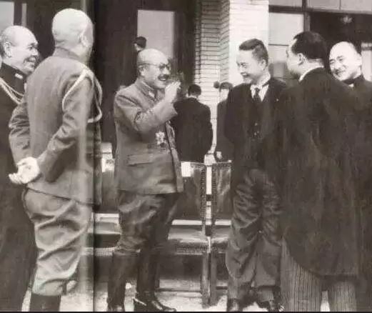 李丽成功在汪精卫（右三）政府收集抗日情报。图左三为日本皇军将领东条英机。