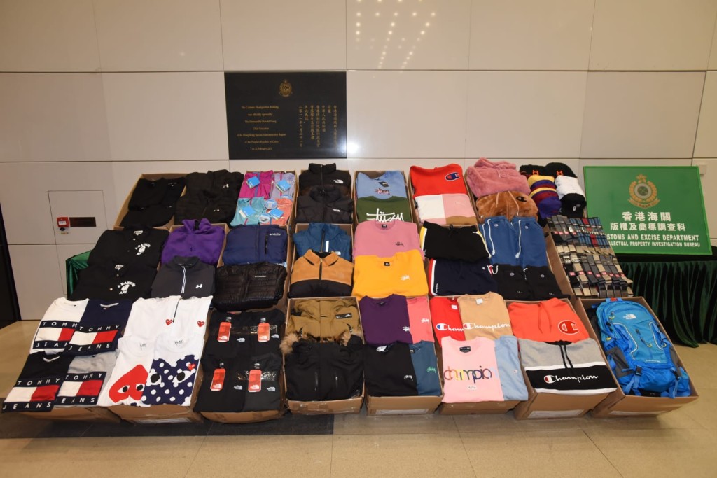 海關共檢獲6400件懷疑冒牌物品,包括服裝、帽、帶及背囊。