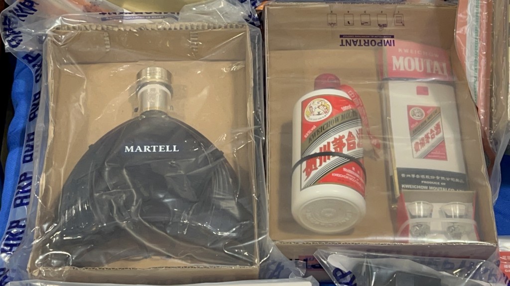 警方在單位內檢獲大批懷疑贓物，包括名貴手錶、護膚品、酒、保健食品、演唱會門票及大量遊戲卡等。