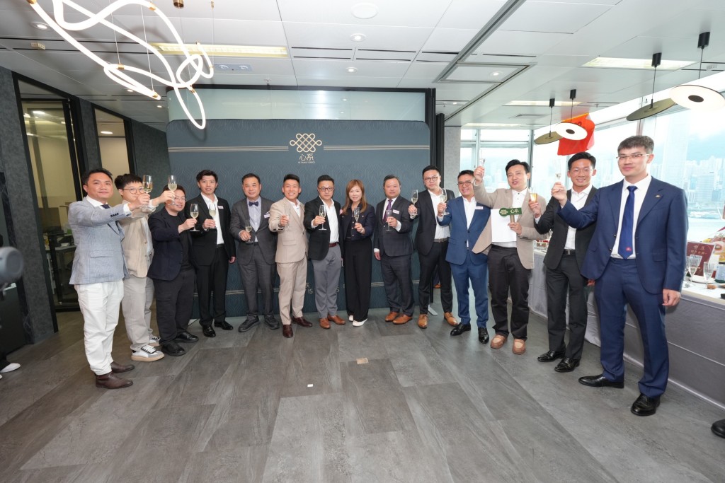 心系家辦管理層與嘉賓舉行祝酒儀式。