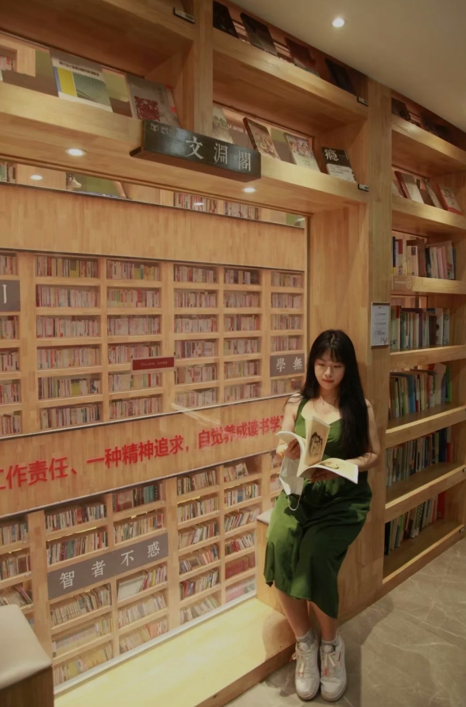 廣州文青必去2024｜1. 米谷書店 30米高的書牆十分震撼，恍如置身電影《哈利波特》的魔法學校圖書館，沉浸式擁抱書海，於是人人打卡，熱爆網絡。 （圖片來源：微信＠米谷書店）