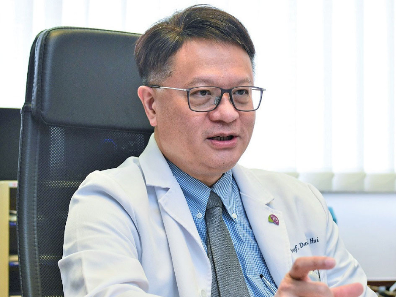 許樹昌指,只要並非在醫院高危病房等高風險場所工作,一般文職人員只需妥善戴好口罩,照常上班亦「應該無問題」。 許樹昌指,只要並非在醫院高危病房等高風險場所工作,一般文職人員只需妥善戴好口罩,照常上班亦「應該無問題」。
