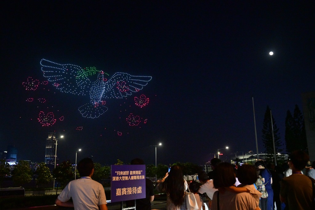 逾千架无人机从中环海滨活动空间起飞，至维港上空拼出多个图案。欧乐年摄