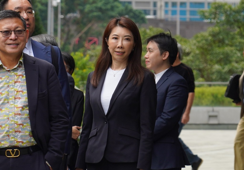 李頴彰下午前來政總報名參選法律界功能組別。 李頴彰下午前來政總報名參選法律界功能組別。